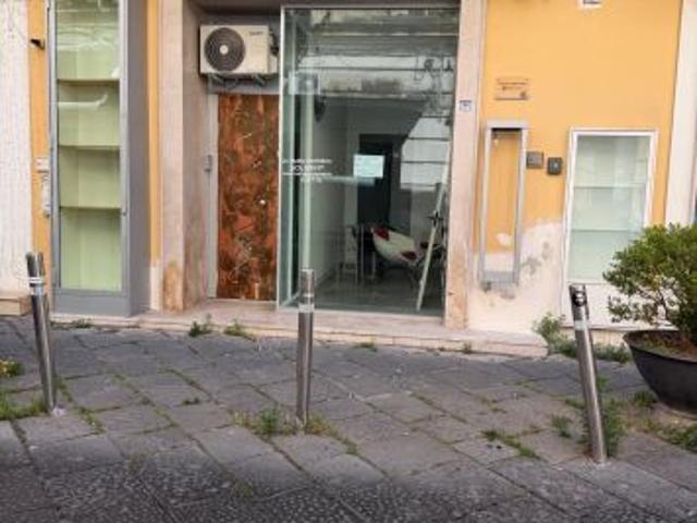 Negozio commerciale in affitto vicino piazza Municipio