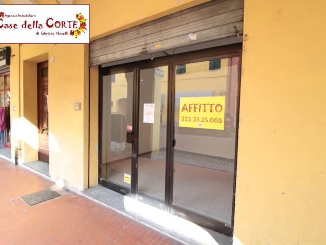 NEGOZIO con VETRINA in affitto a Cento, CENTRO STORICO