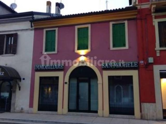 NEGOZIO CON DUE AMPIE VETRINE