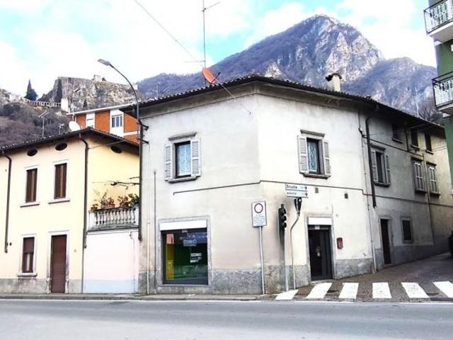 NEGOZIO CON DUE VETRINE FRONTE STRADA A VERCURAGO Centro