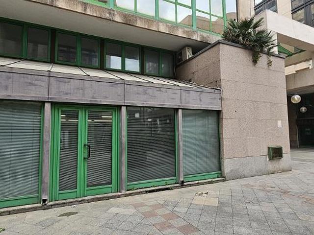 Negozio da ristrutturare in centro direzionale isola f11, Napoli