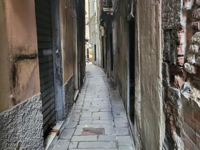 Negozio da ristrutturare in vico del santo sepolcro, Genova