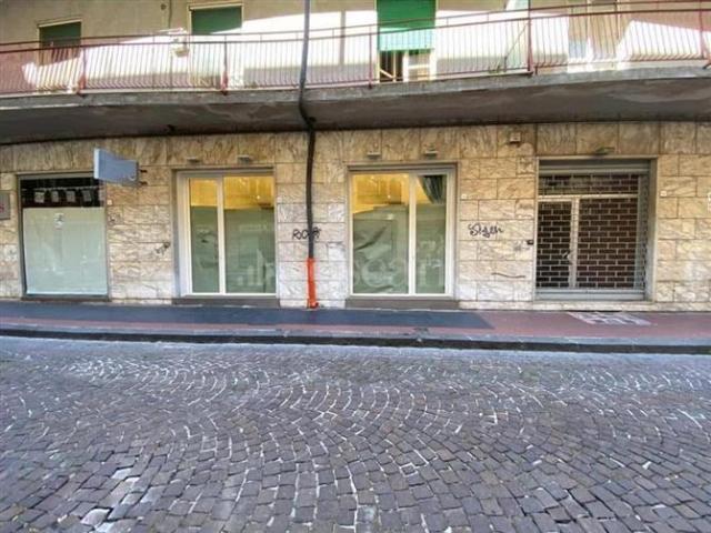 Negozio di 140 mq a Emanuele II, C. Colombo, Morelli e Silvati Avellino