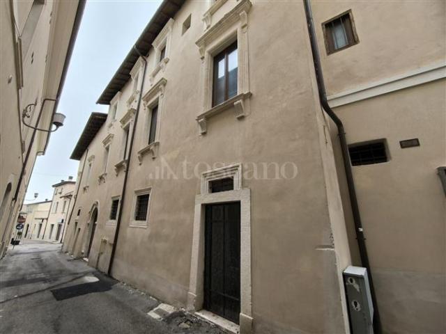 Negozio di 180 mq a Centro Storico L'Aquila