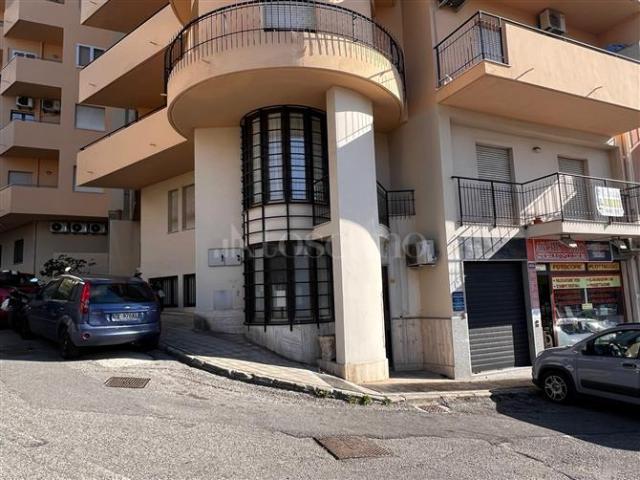 Negozio di 197 mq a Centro Storico, Pineta Zerbi Reggio di Calabria