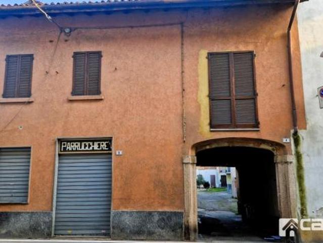 VAPRIO D'ADDA NEGOZIO In zona centrale proponiamo in vendita esclusiva, negozio di 3 vani e servizi con vetrina ed ampia cantina. Privo di spese co