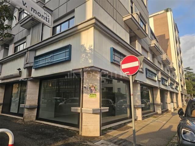 Negozio di 400 mq a Centro, Centro Storico, Nicolosi Latina