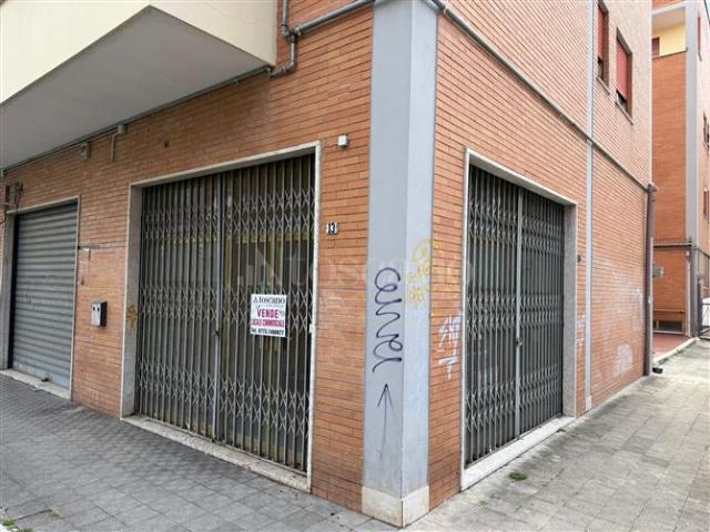 Negozio di 50 mq a Centro, Centro Storico, Nicolosi Latina