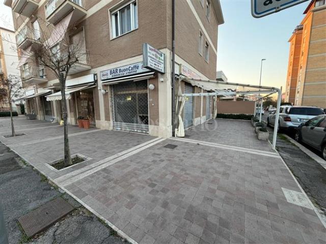 Negozio di 50 mq a Cucchiarelli, Quartiere Europa Latina