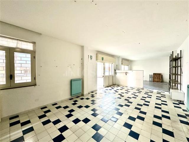 Negozio di 70 mq a Centro Scafati