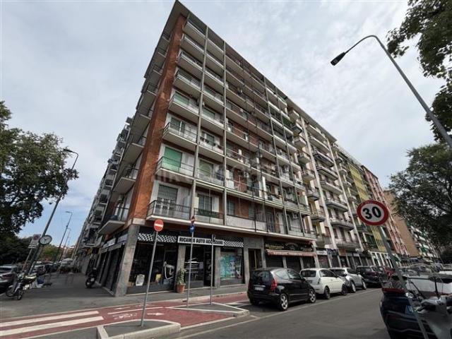 Negozio di 90 mq a Famagosta, Barona Milano