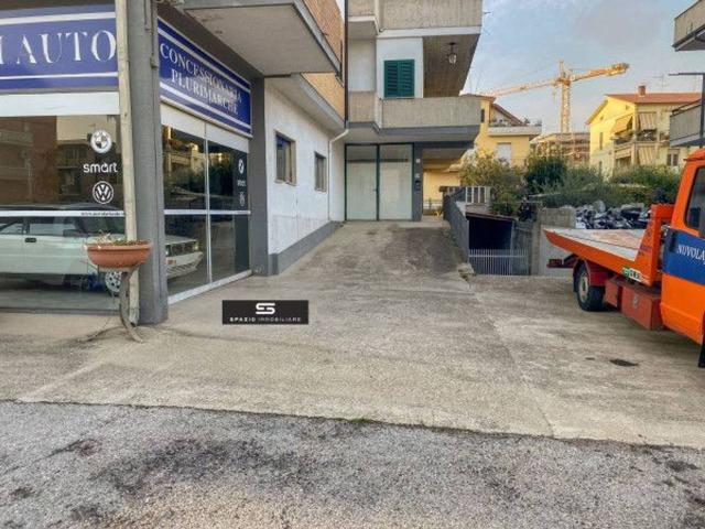 Negozio in affitto a Teramo
