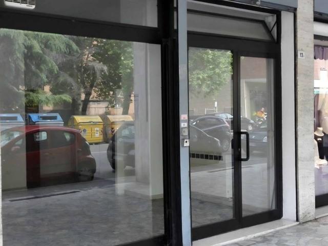 Negozio in affitto a Tortona