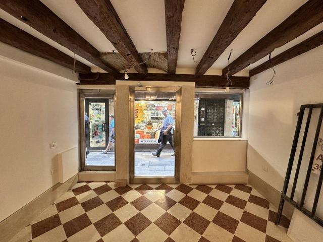 Esercizio commerciale in affitto a Venezia
