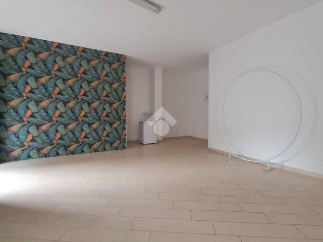 Negozio in affitto a Villa Di Briano