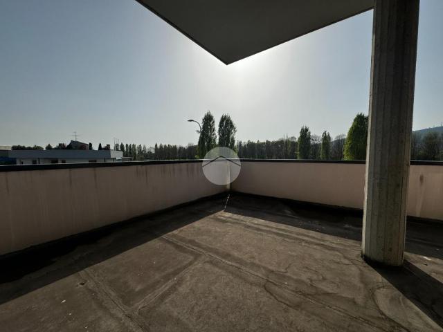 Negozio in affitto a Villa Di Serio