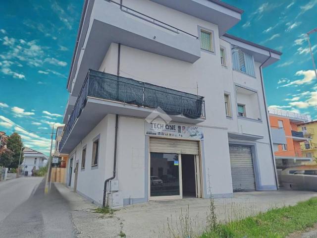 Negozio in affitto a Alba Adriatica