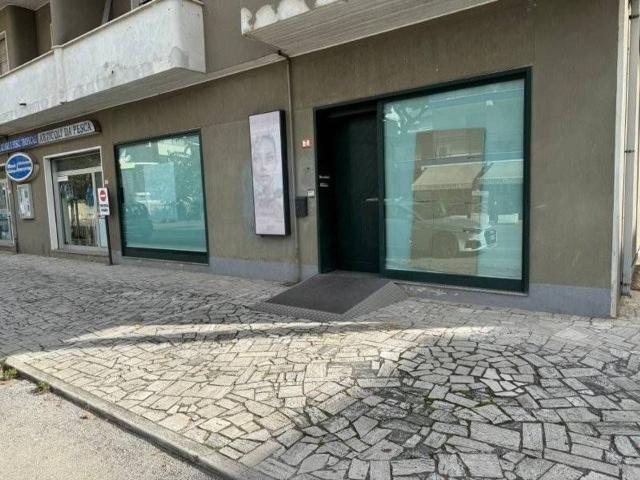 Negozio in affitto a Alba Adriatica