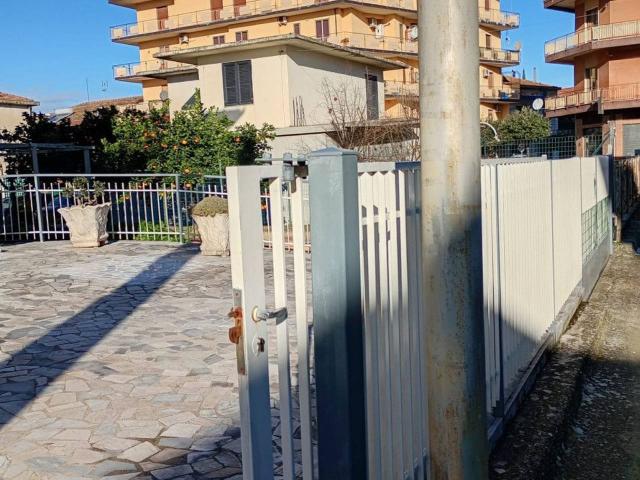 Negozio in affitto a Albanella