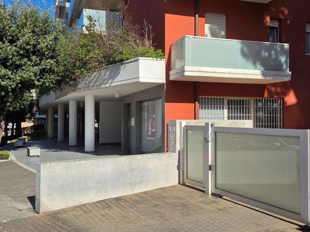 Negozio in affitto a Ancona