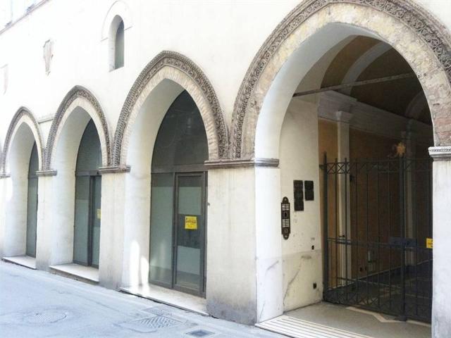 Negozio in affitto a Ancona