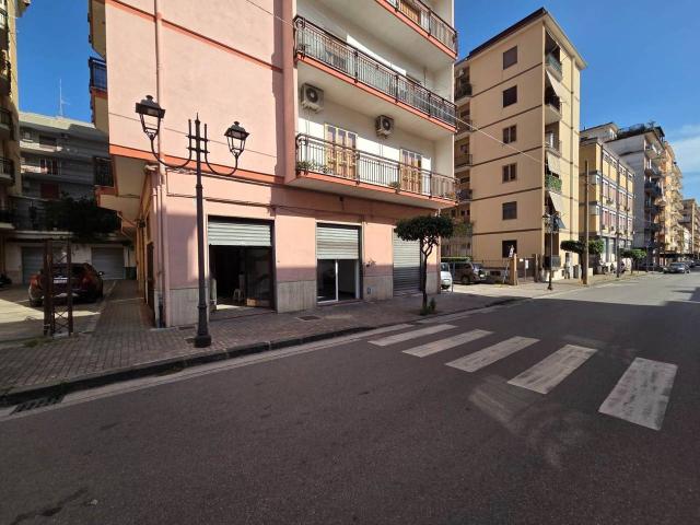 Negozio in affitto a Battipaglia