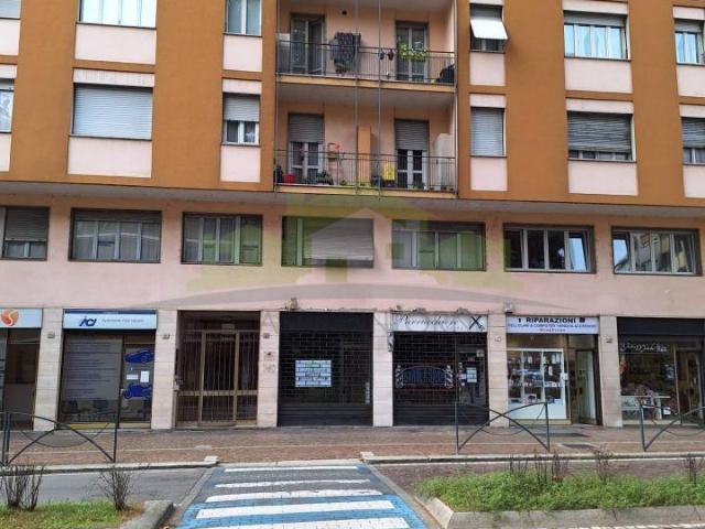 Negozio in affitto a Borgosesia