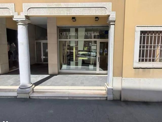 Negozio in affitto a Brescia