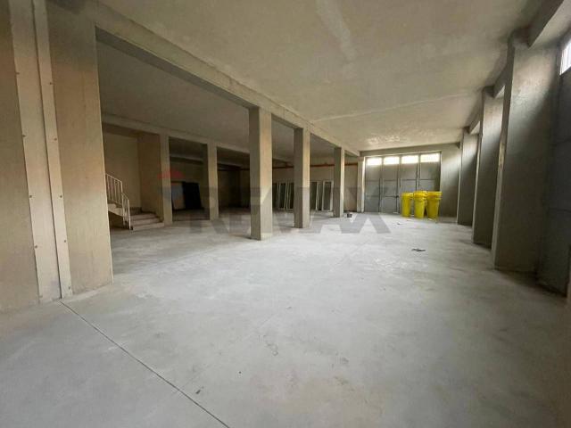 Negozio in affitto a Camporotondo Etneo