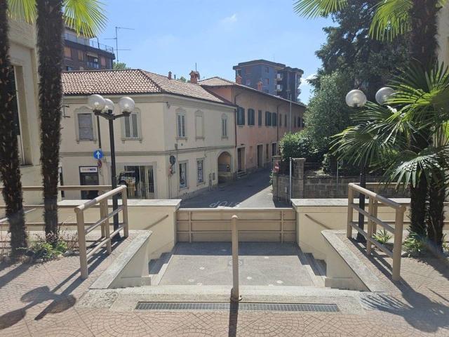 Negozio in affitto a Carate Brianza