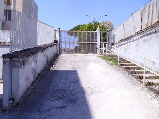 Negozio in affitto a Cardito