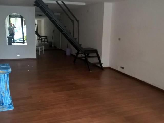 Negozio in affitto a Carrara