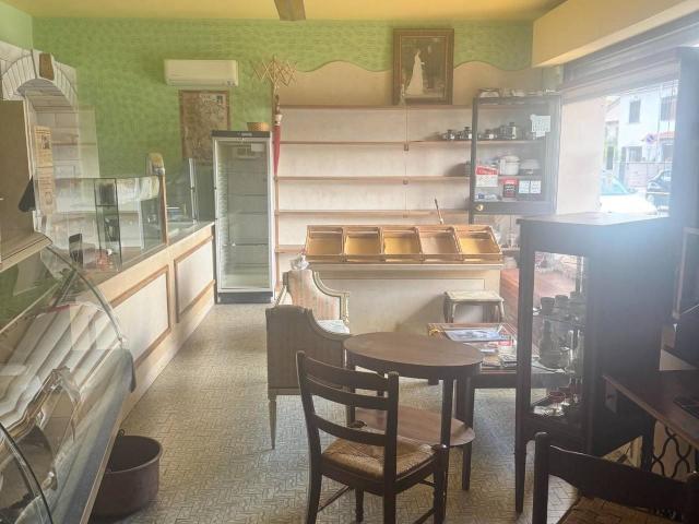 Negozio in affitto a Cascina