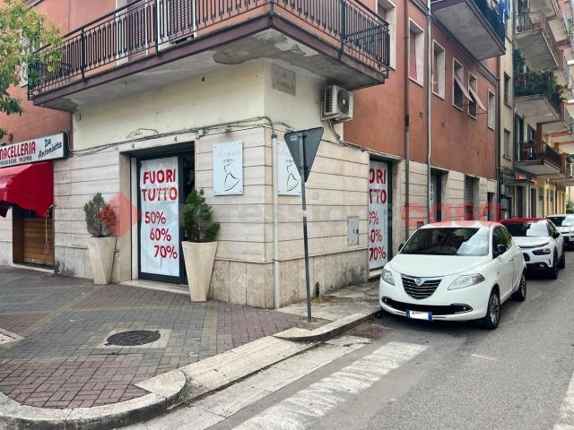 Negozio in affitto a Cassino