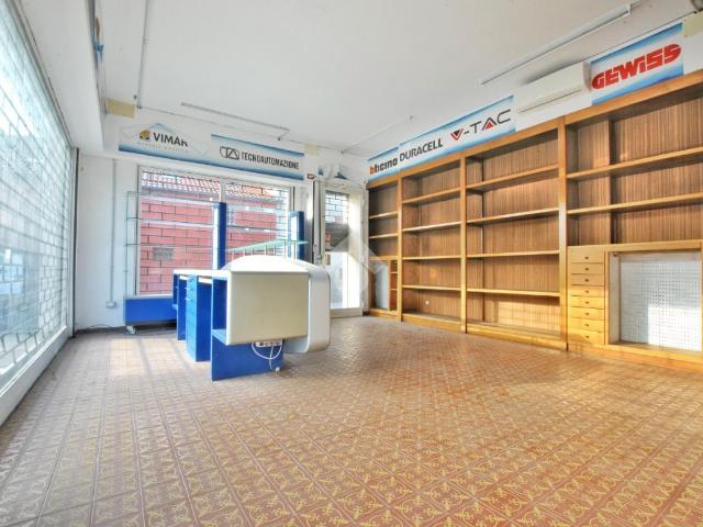 Negozio in affitto a Cavaglia'