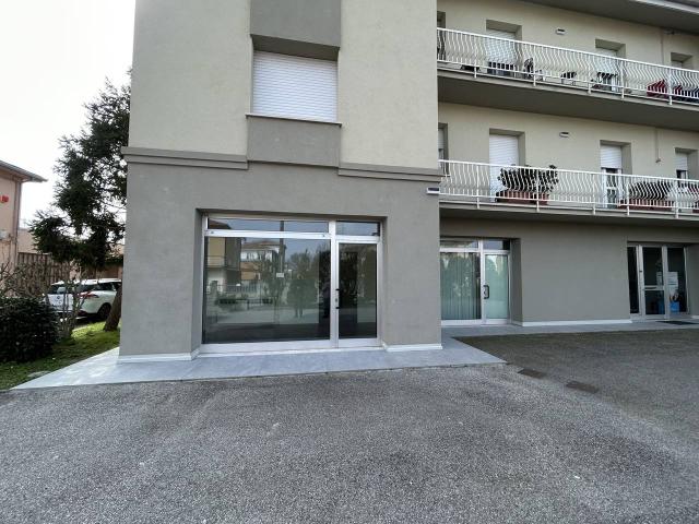 Negozio in affitto a Cento