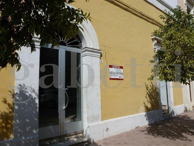 Negozio in affitto a Copertino