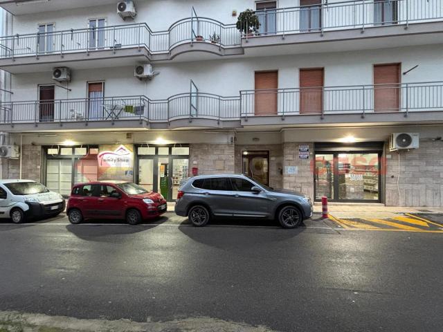 Negozio in affitto a Crispiano