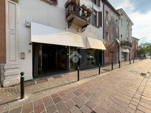 Negozio in affitto a Desenzano Del Garda
