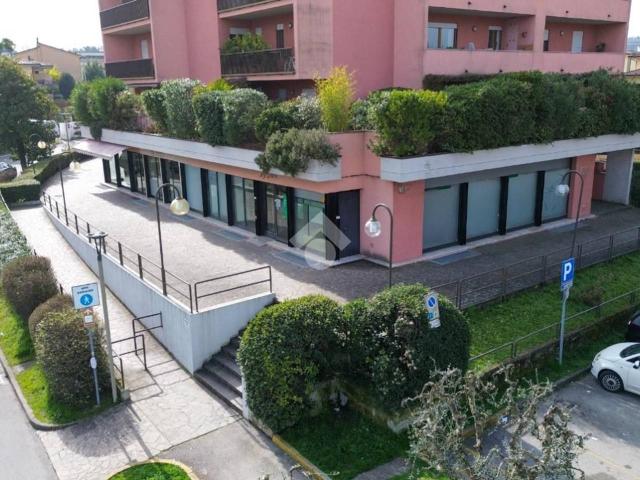 Negozio in affitto a Desenzano Del Garda