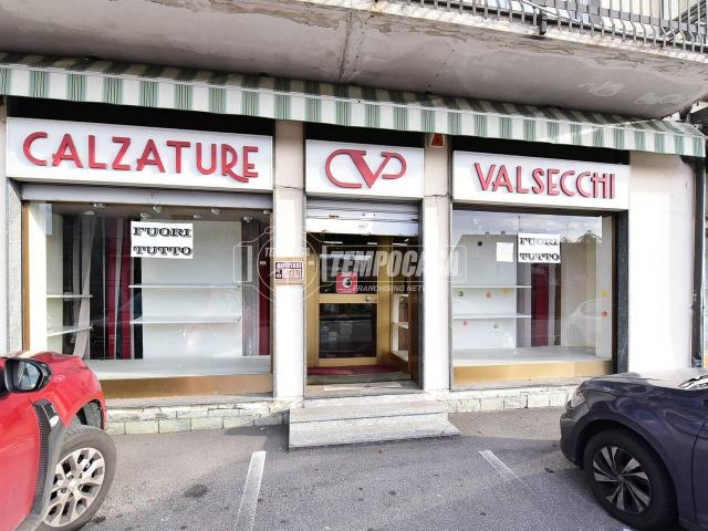 Negozio in affitto a Erba