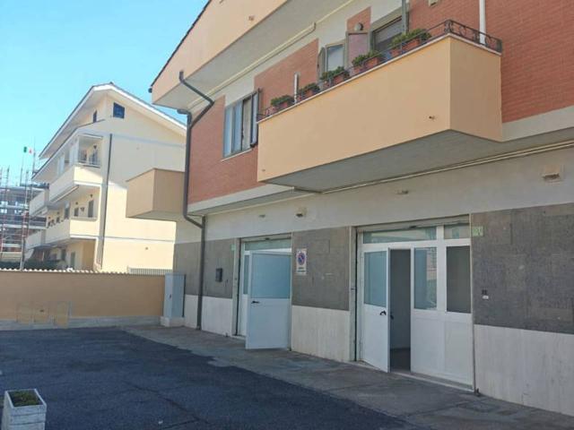 Negozio in affitto a Fiumicino