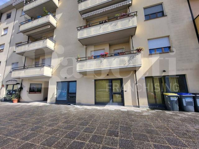 Negozio in affitto a Foligno