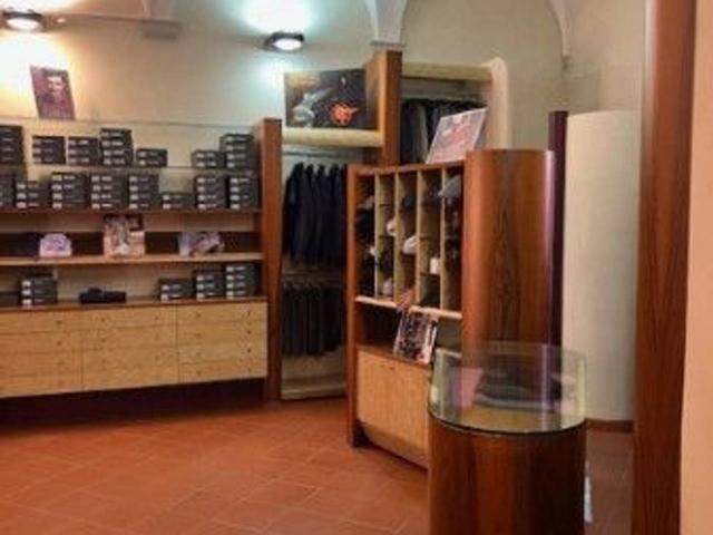 Negozio in affitto a Imola