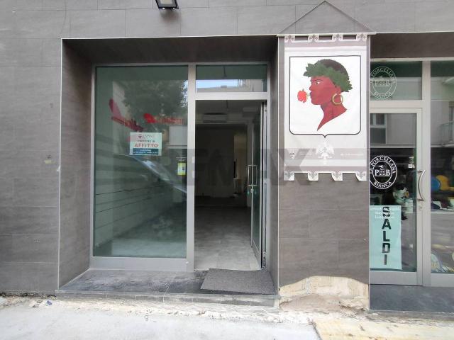 Negozio in affitto a L'Aquila