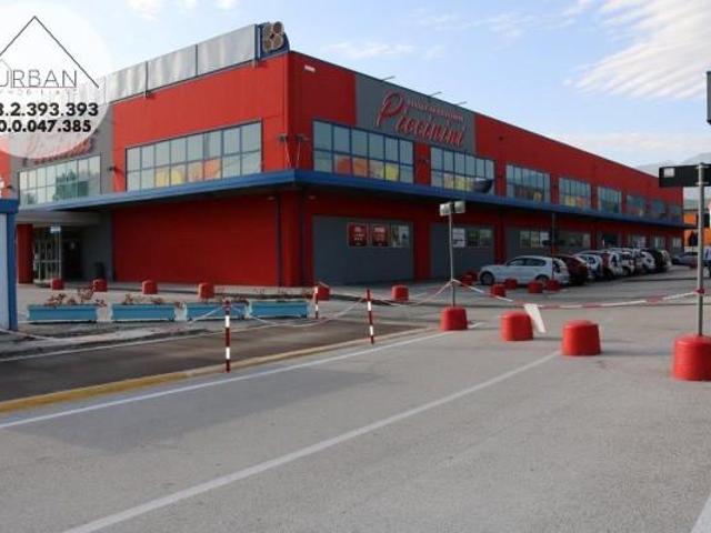 Negozio in affitto a L'Aquila