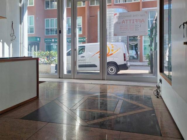 Negozio in affitto a Lecce