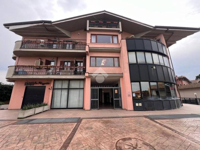 Negozio in affitto a Marino
