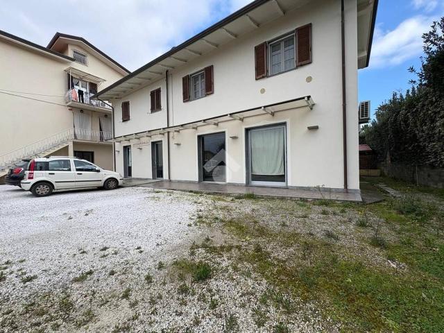 Negozio in affitto a Massa