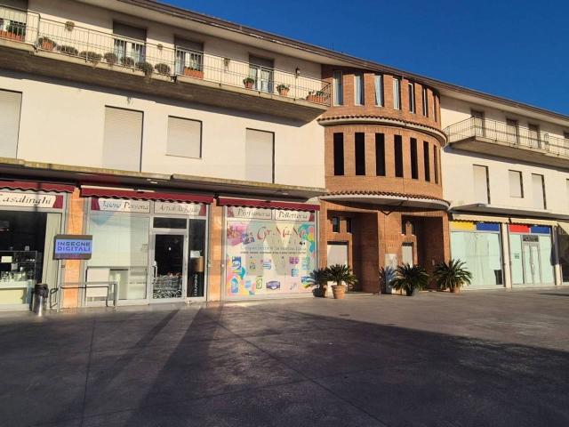 Negozio in affitto a Mirabella Eclano